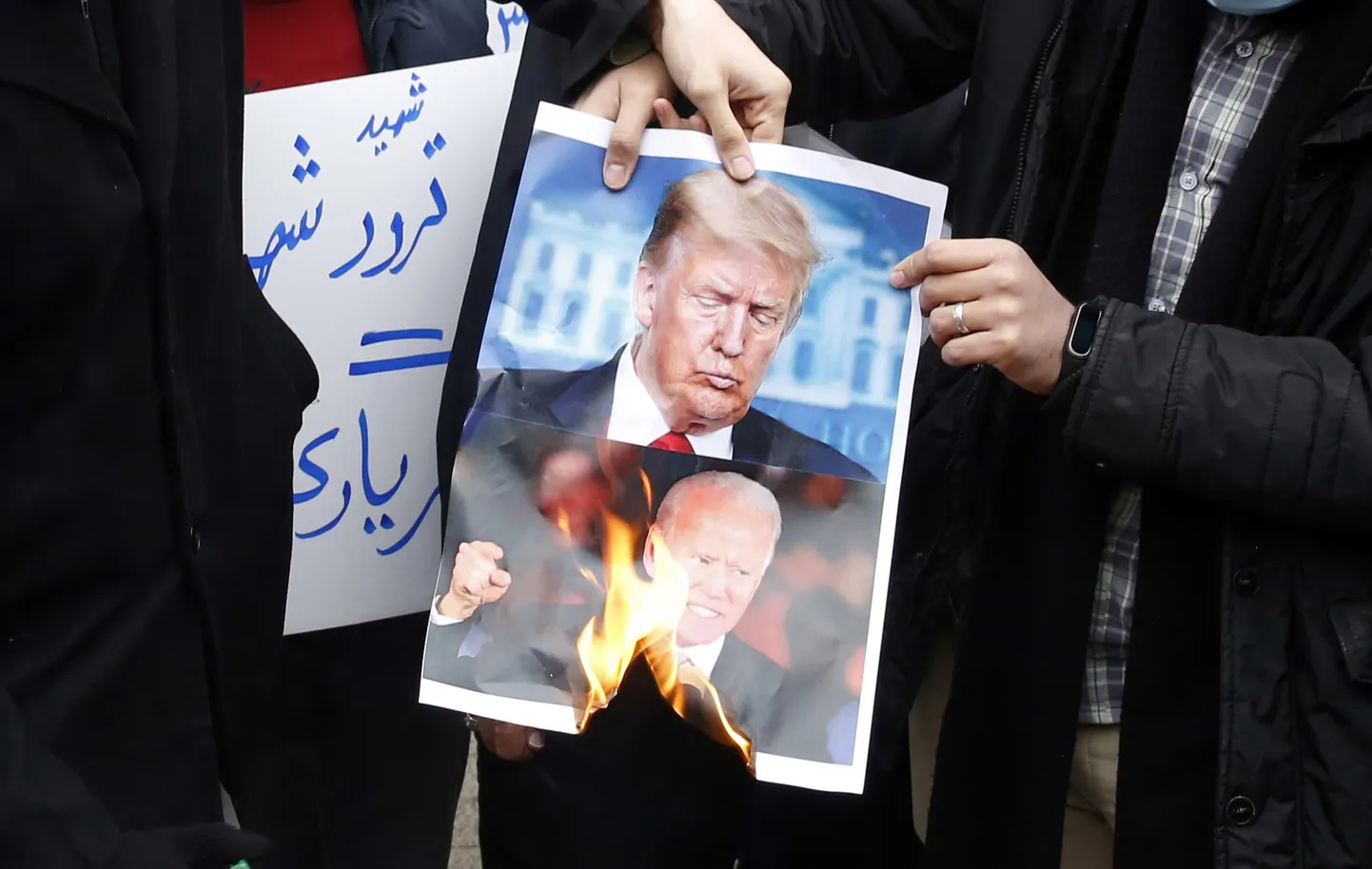 USA endise presidendi Donald Trumpi ja president Joe Bideni pildi põletamine Iraani pealinnas Teheranis 28. novembril 2020. aastal.