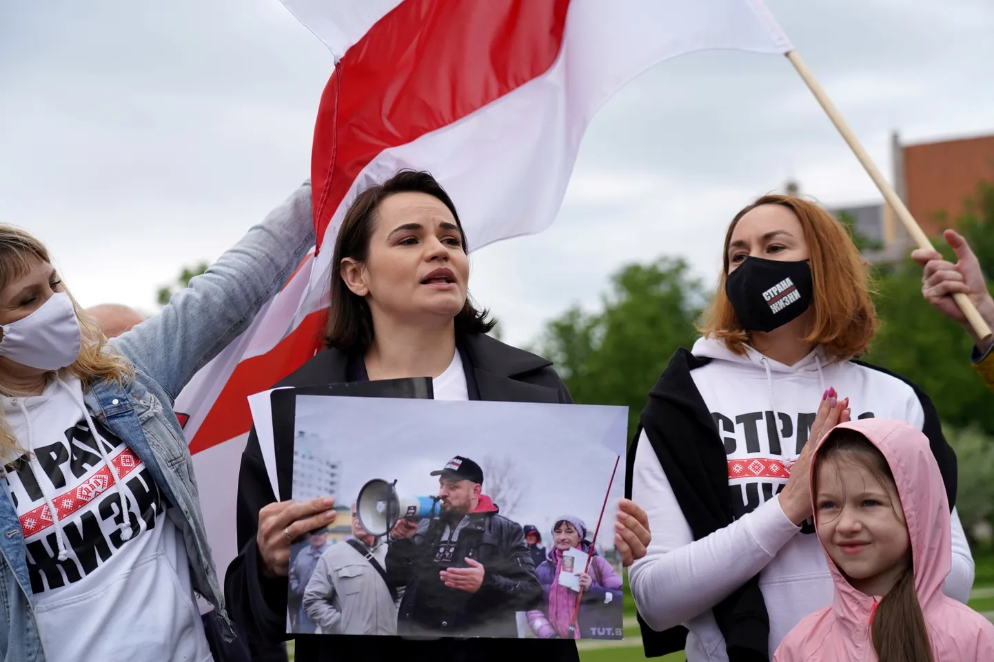 Baltkrievijas opozīcijas līdere Svetlana Tihanovska ar vīra Sergeja fotogrāfiju rokās