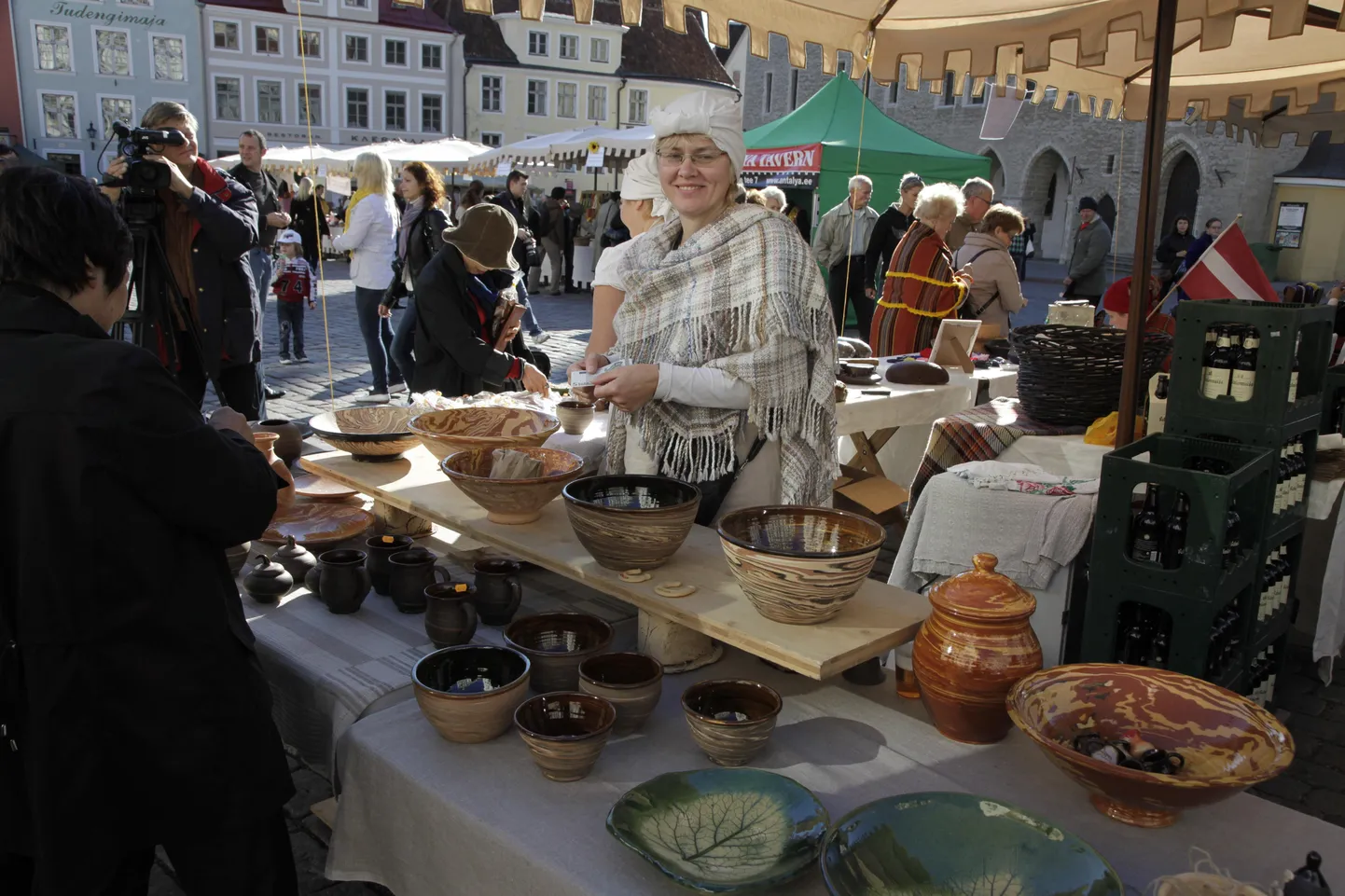 Läti Rahvuskultuuri Selts etnolaadal Tallinna Raekoja platsil