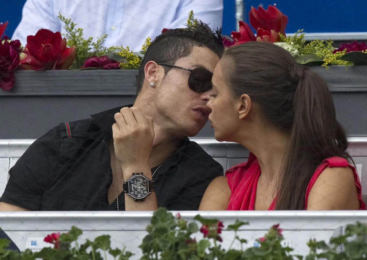 Madridi Reali jalgpallistaar Cristiano Ronaldo vaatas koos modellist tüdruksõbra Irina Shaykuga Madridi tenniseturniiri poolfinaali Roger Federeri ja Janko Tipsarevici vahel. Tagaplaanil Madridi Reali korvpallimeeskonna mängija Sergio Lull.