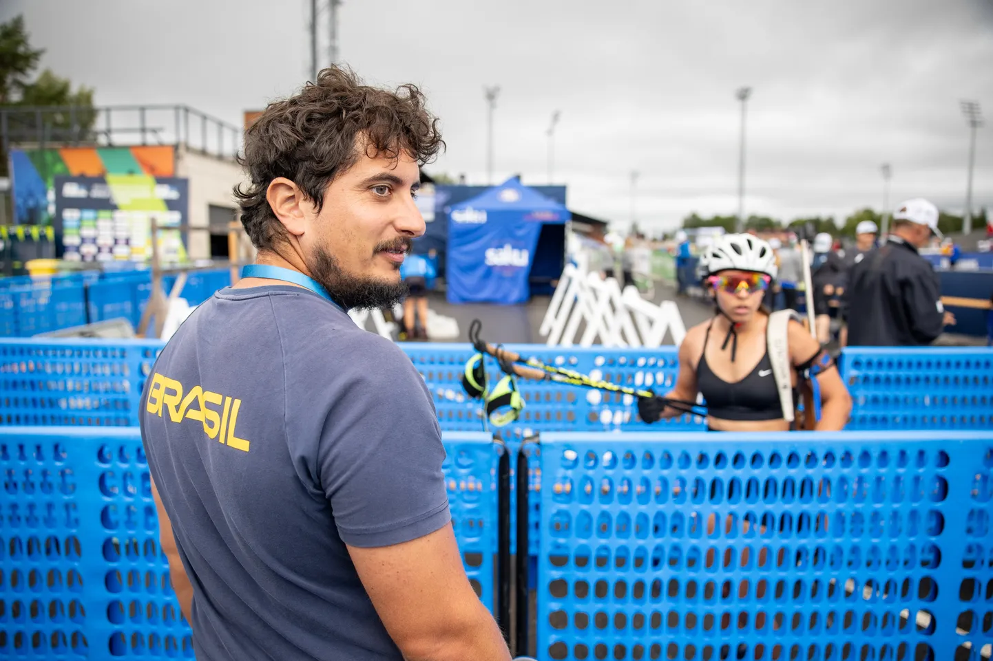 Vasakult treener Caio Siqueira Freixeda, paremal laskesuusataja Natasha Duarte De Lima.