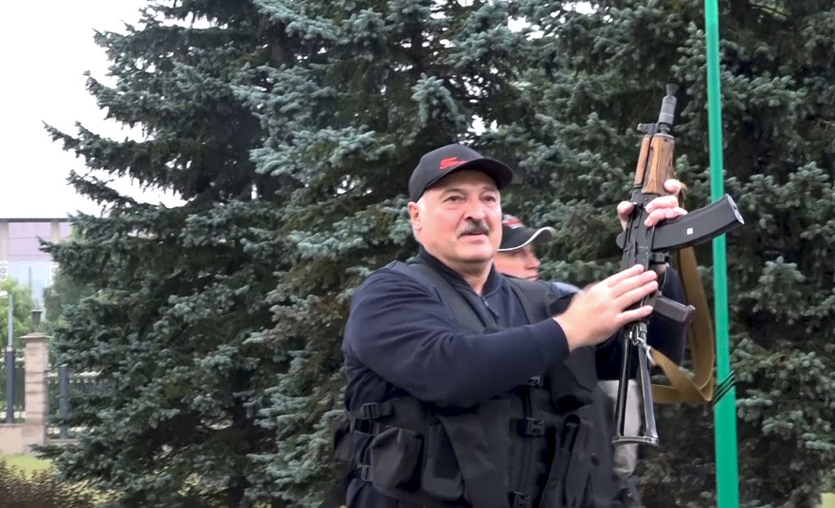 Lukašenko ar AKS-74U
