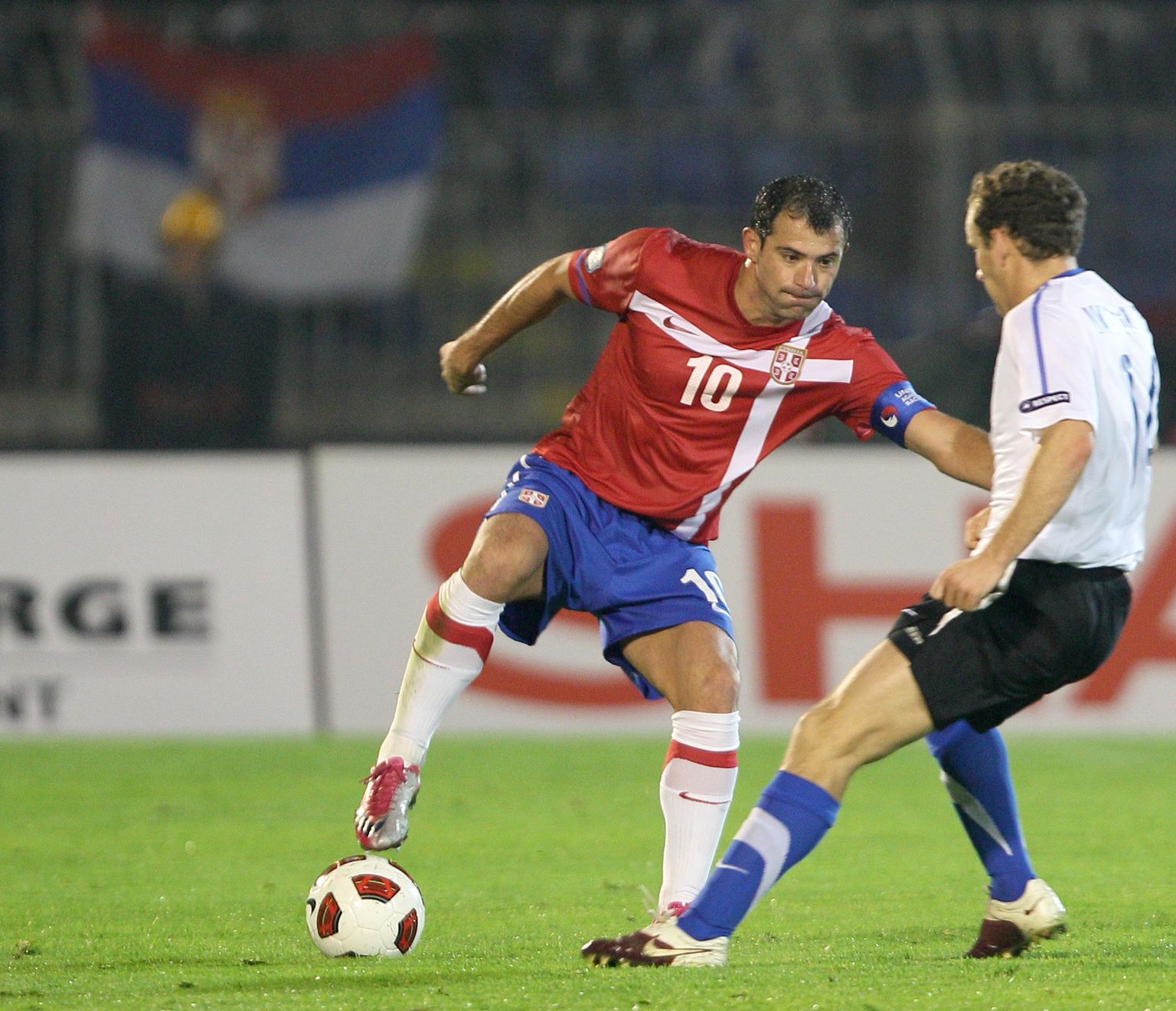 Eesti jalgpallur Konstantin Vassiljev (paremal) võitleb Serbia Dejan Stankoviciga palli pärast.