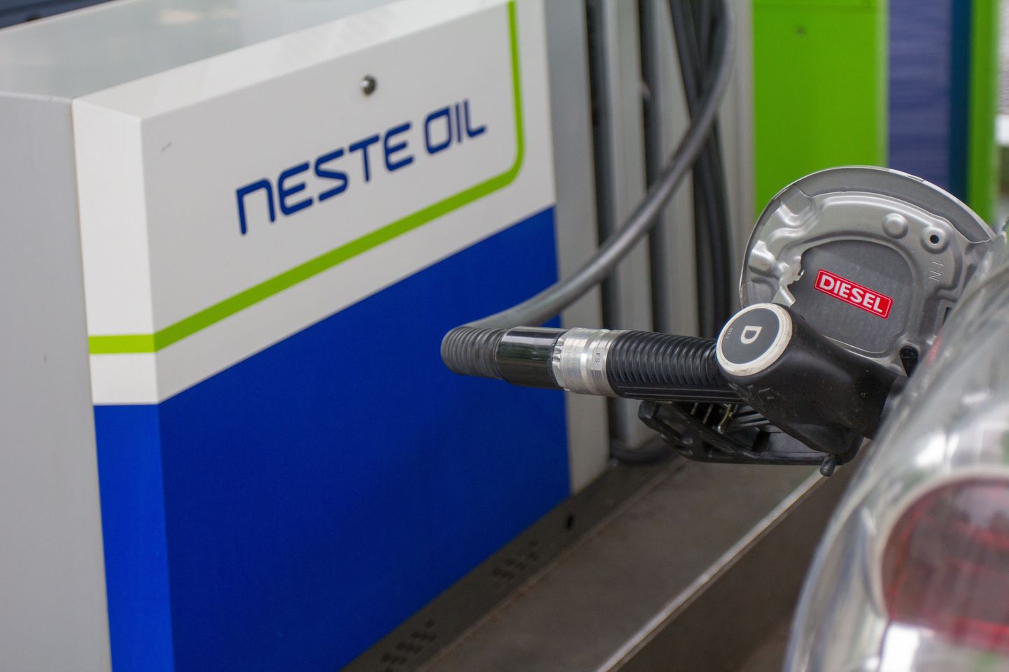 Neste tanklad jäävad esialgu siiski kandma Neste Oili brändi, mille kasutamine ühtlustati kõigis Neste tanklakettides vaid kolm aastat tagasi.