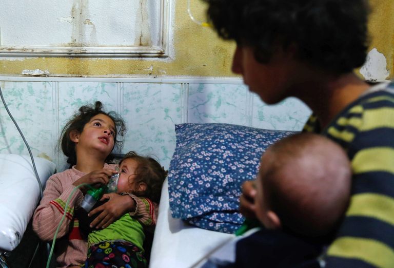 Süüria tüdruk hoiab hapnikumaski väikelapse näol pärast väidetavat gaasirünnakut mässuliste käes olevale Douma linnale 22. jaanuaril 2018. Alates kodusõja algusest 2011. aastal on ÜRO uurijad korduvalt süüdistanud Süüria valitsusvägesid keemiarünnakutes.