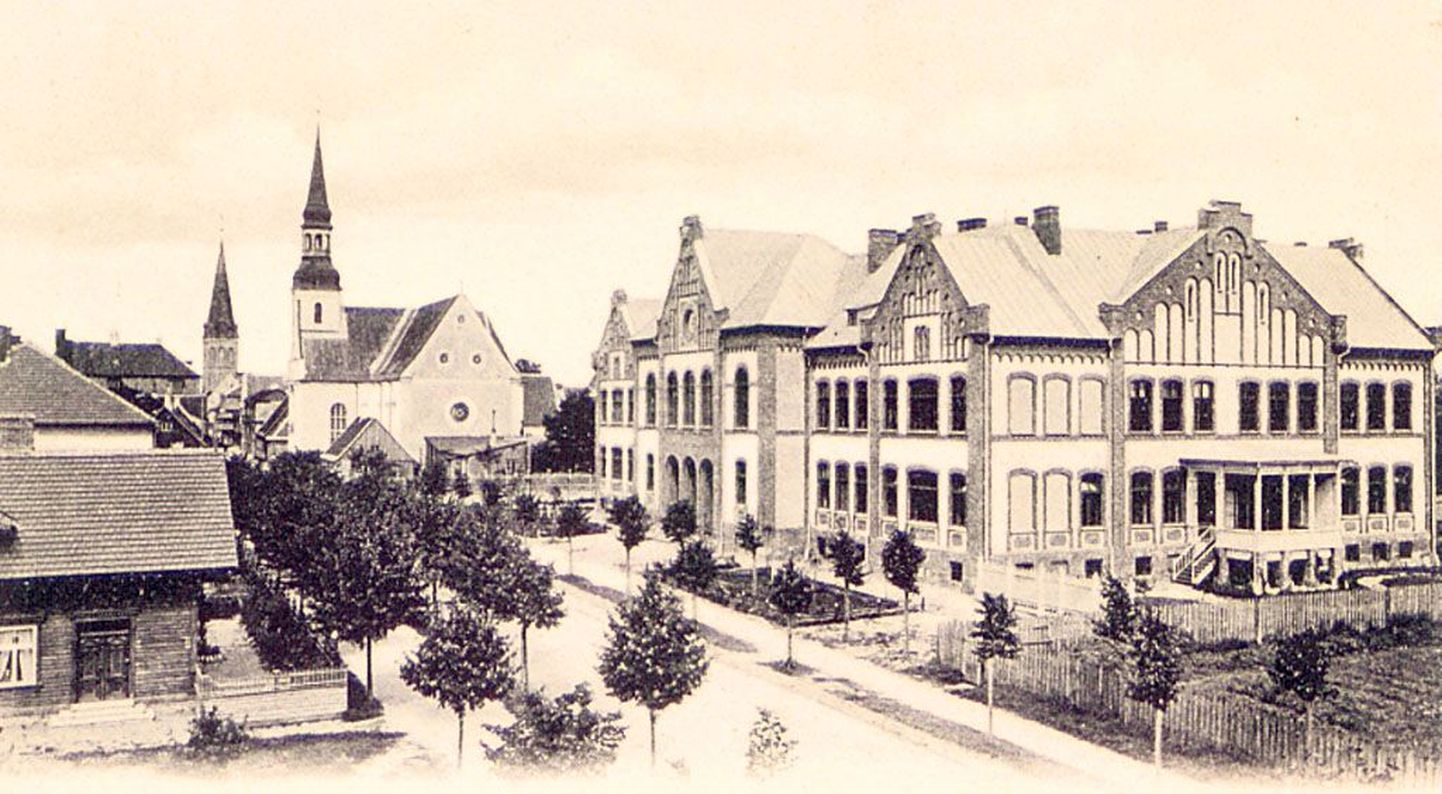 Vana postkaart koolimajast, tehtud 1902. aastal.