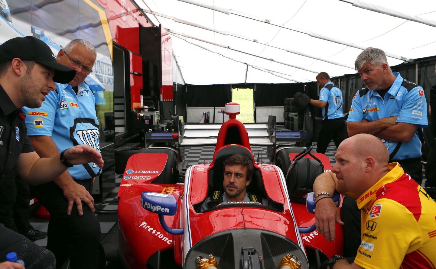 Fernando Alonso käis möödunud nädalavahetusel tutvumas IndyCari masinaga, mille rooli ta istub 28. mai sõidul.