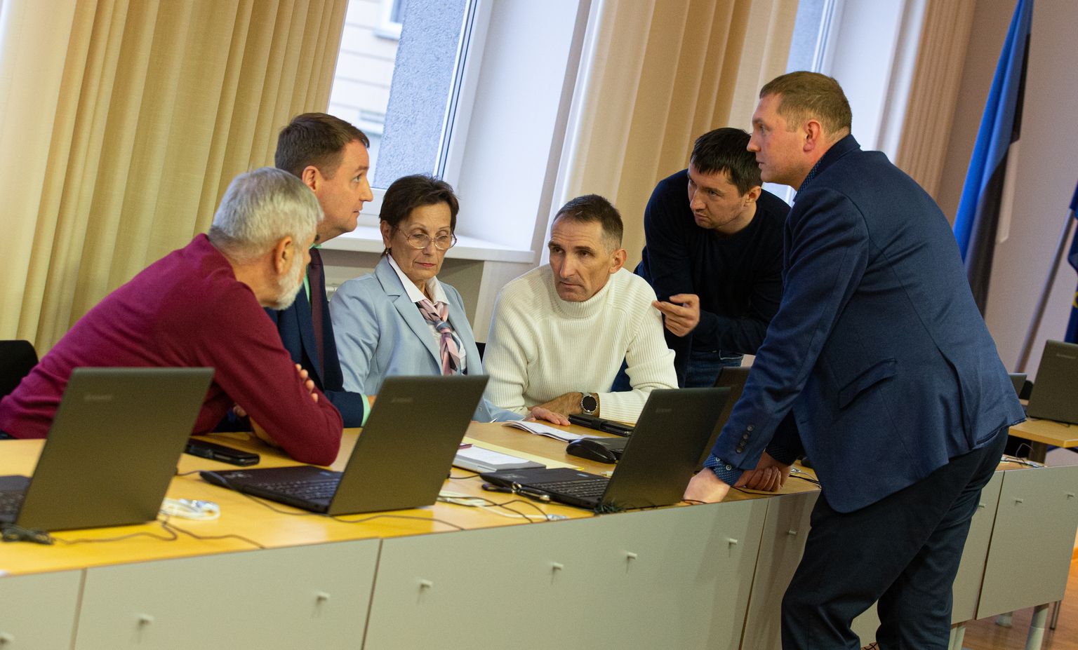 Сергей Бучинский (второй справа) сообщил в субботу, что не участвует в создаваемой коалиции, однако уже в воскресенье поменял мнение.