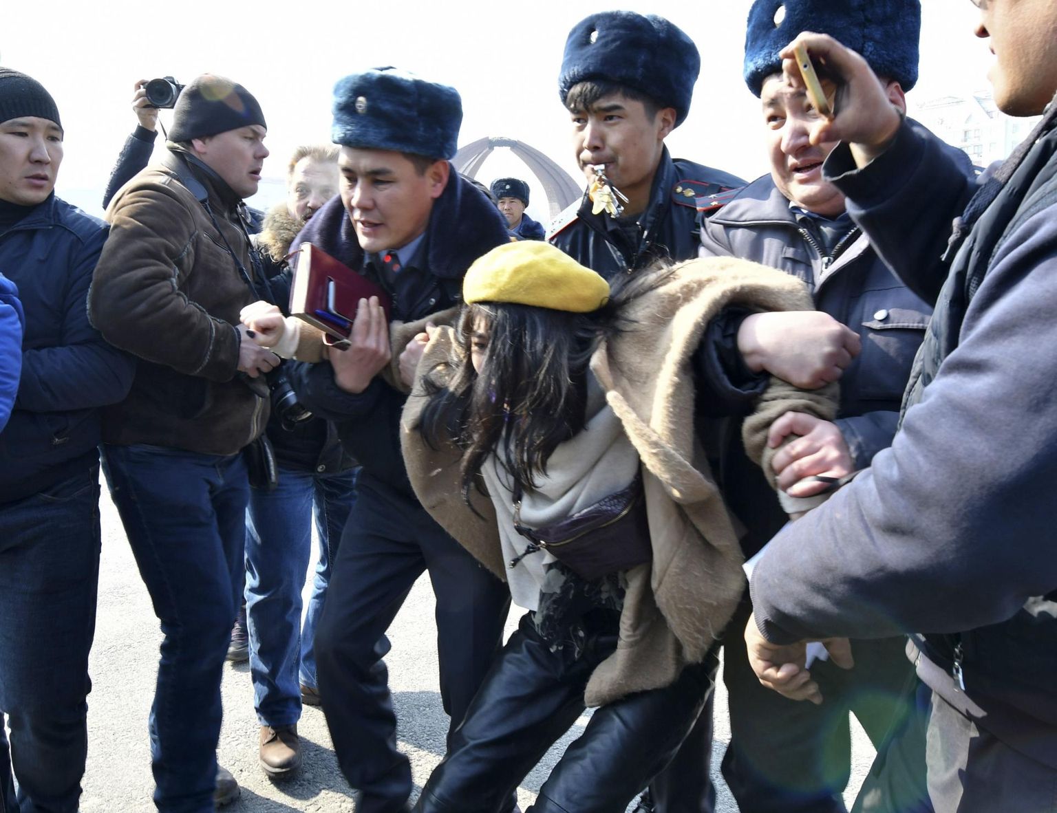 Kõrgõzstani politseinikud vahistasid Biškekis naistepäeva meeleavaldusel mitukümmend naiste õiguste eest seisnud aktivisti. 