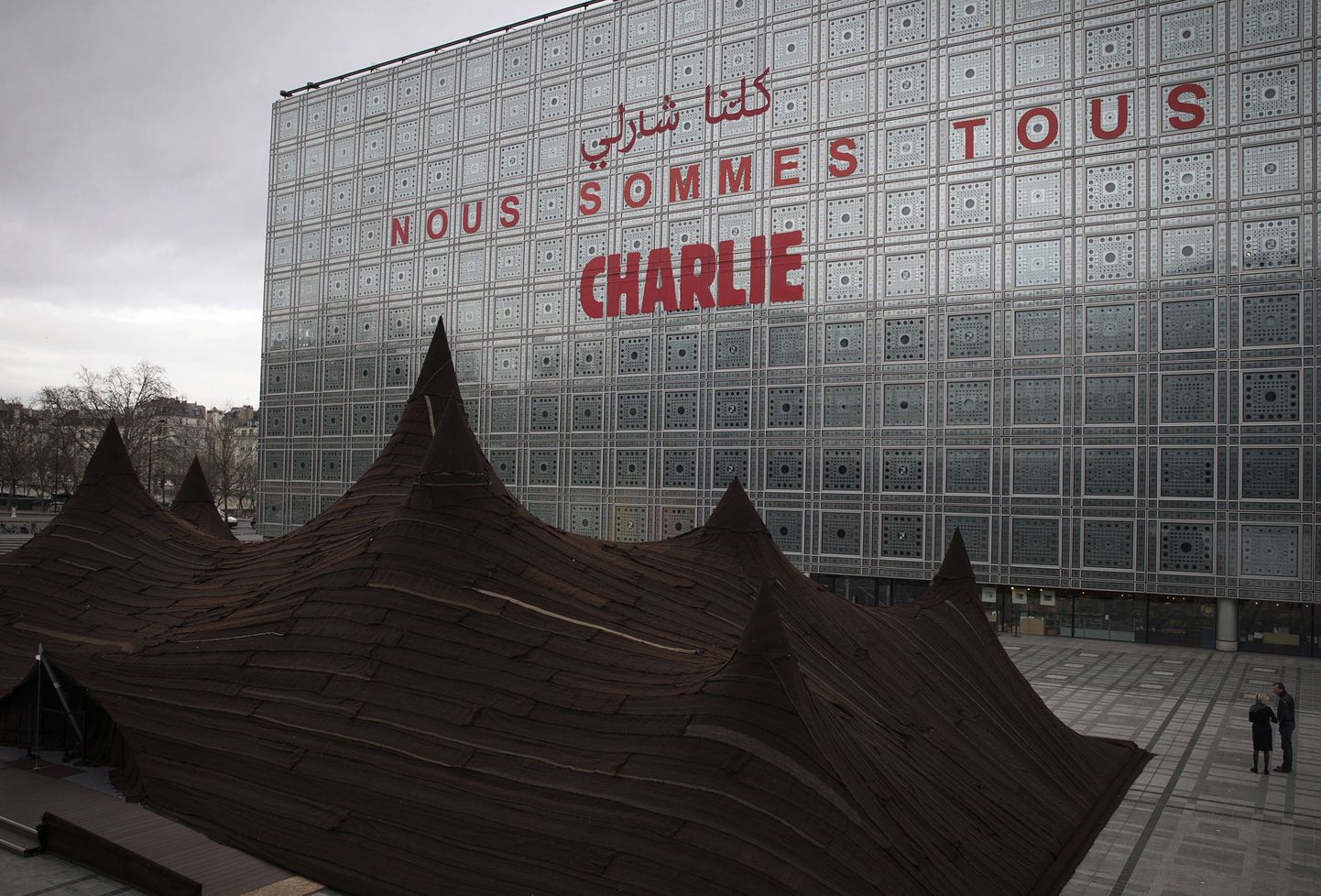 «Meie kõik oleme Charlie» teatab kiri Pariisis asuva Araabia Instituudi fassaadil prantsuse ja araabia keeles.