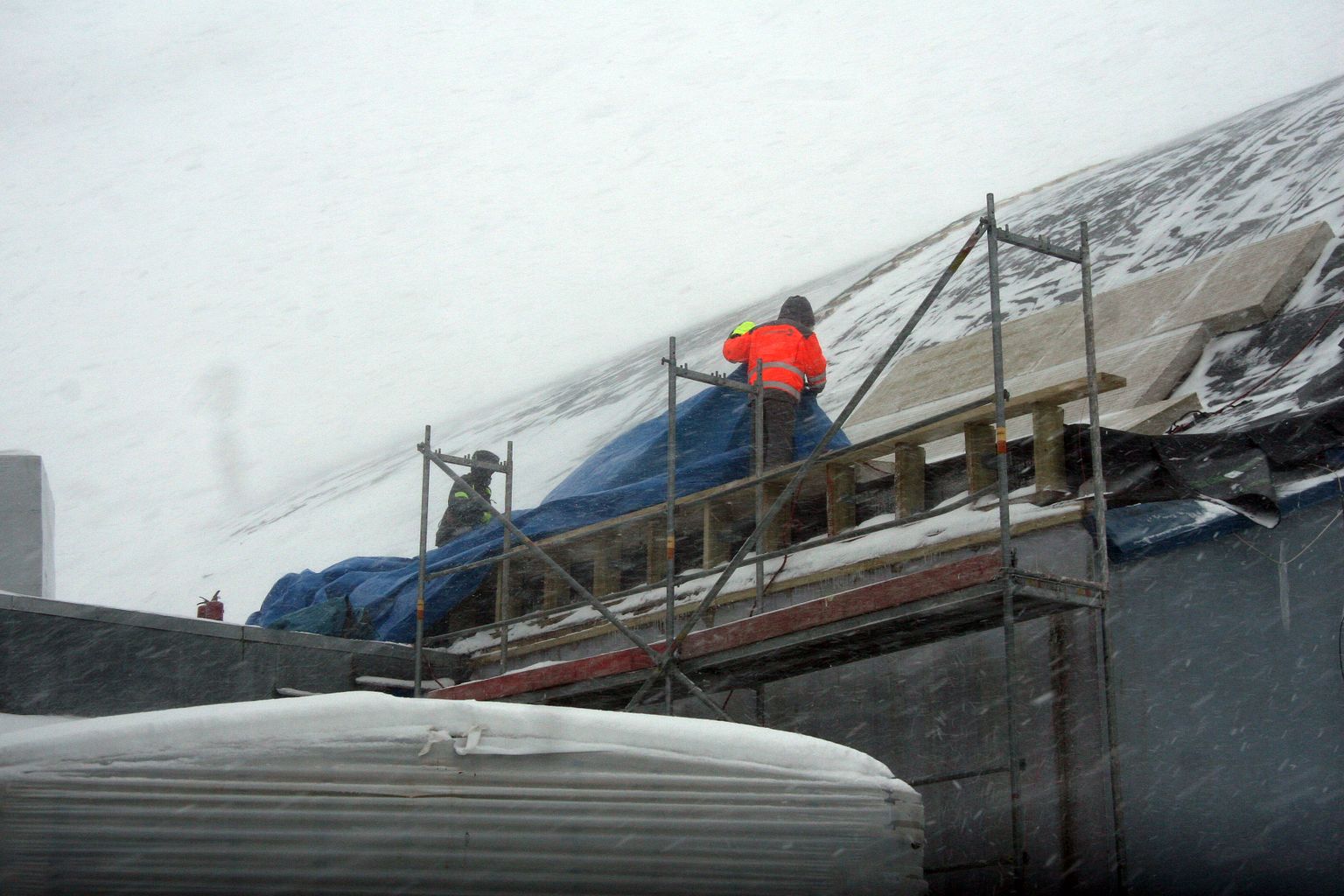 Строителям "Savekate" приходится работать на крыше в суровых зимних условиях.