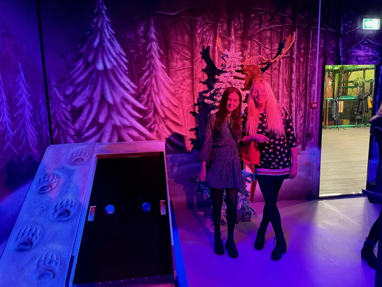 Glow Golf on nagu maagiline maailm helendavate mänguradadega. «Tore koht, kuhu deidile tulla,» leiavad Annaliis ja Kristina. «Nii hea pime!» FOTO: