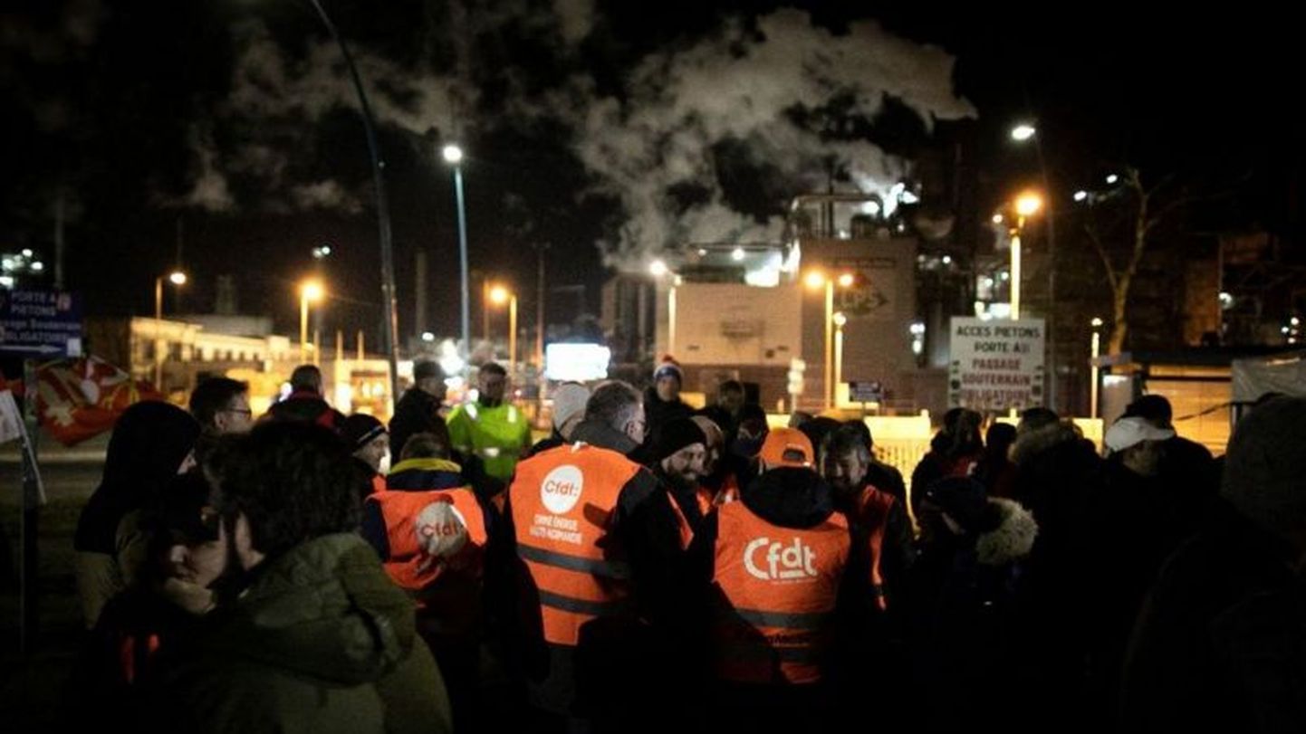 Члены французских профсоюзов говорят, что заблокировали выезды со всех нефтеперерабатывающих заводов Франции