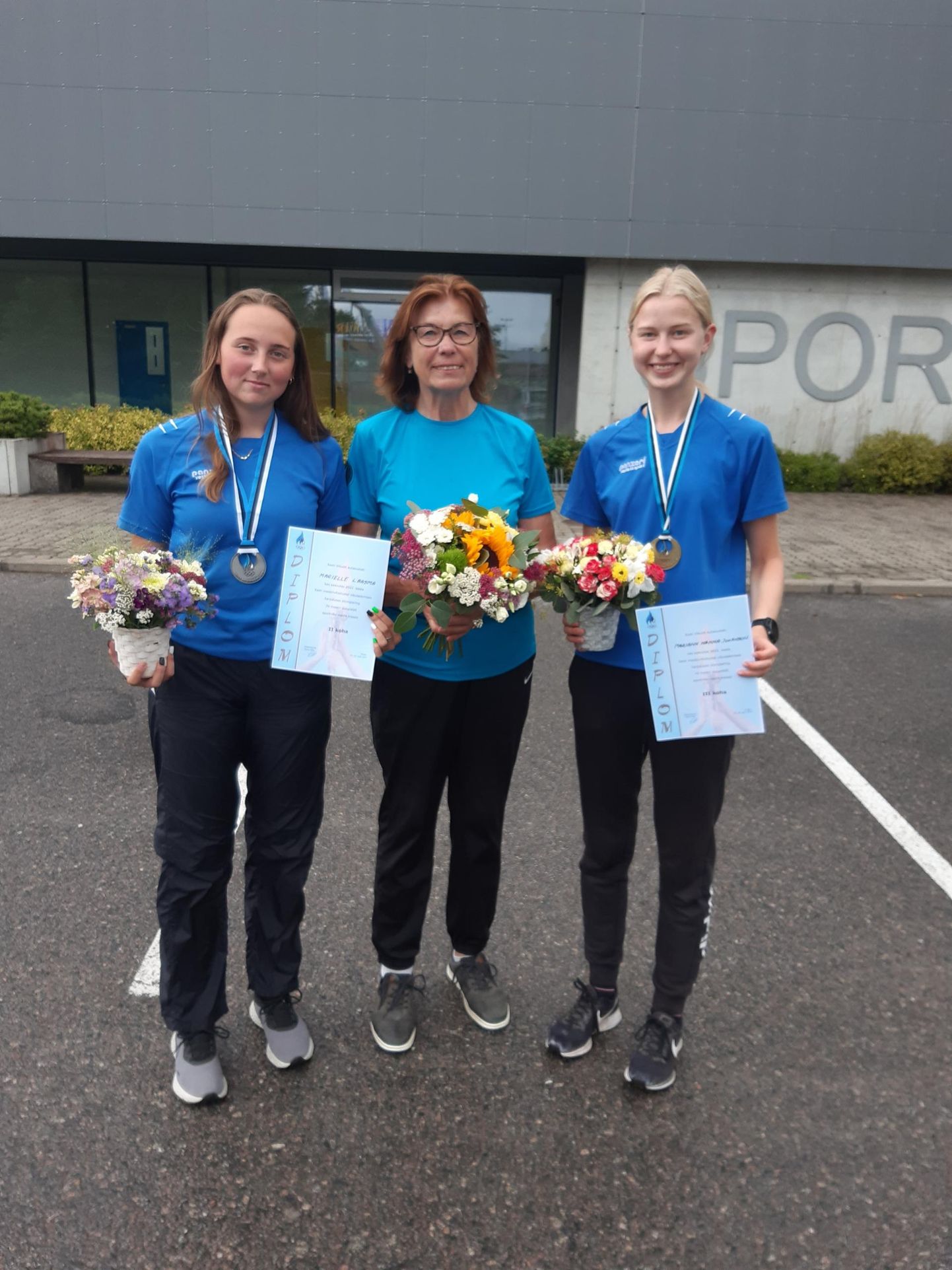 Marielle Laasma (vasakul) ja Mariann Hanna Johanson (paremal) tegid treener Leili Kukele oma etteastetega rõõmsa üllatuse.