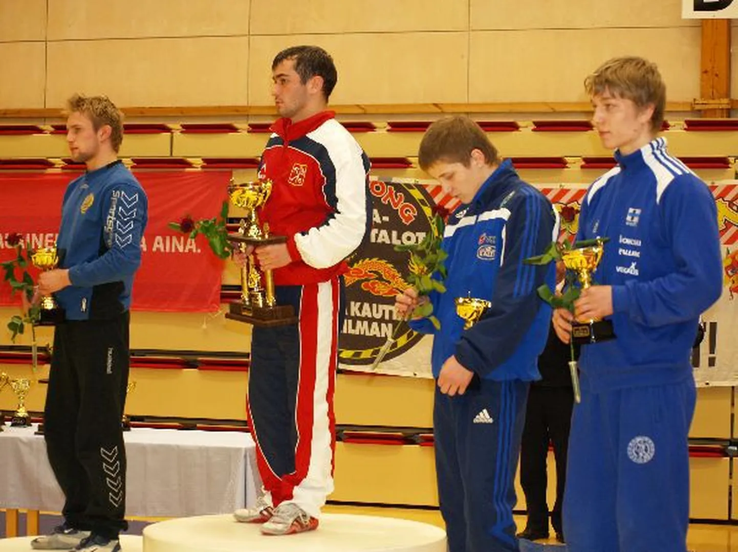 Dmitri Gorjuško (paremalt teine) jõudis finaali, kuid pidi seal tunnistama kohaliku maadleja Aleksandr Kuptšovi paremust. Foto Soomes peetud rahvusvaheliselt turniirilt.
