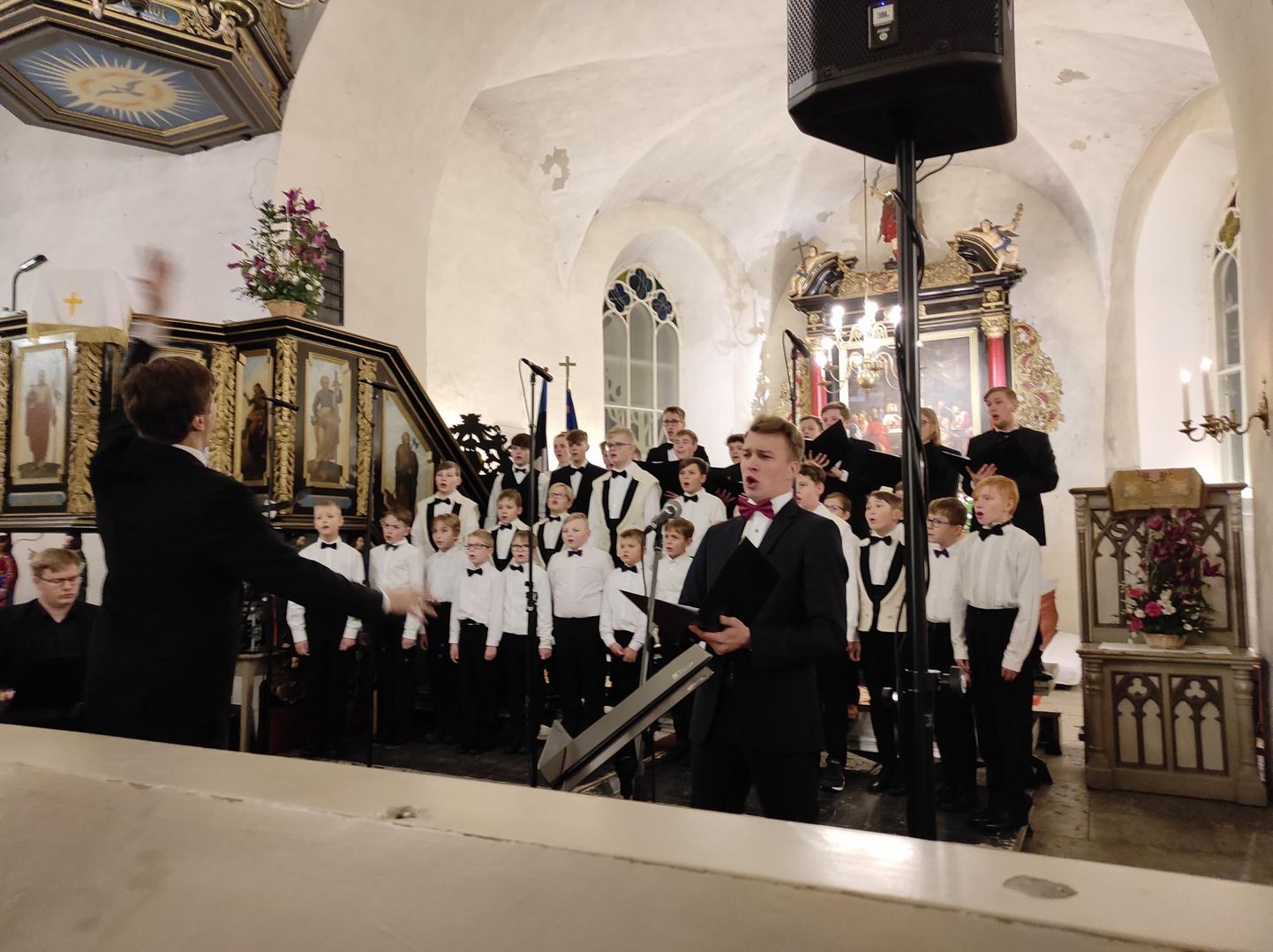 Virumaa Poistekoor laualab Kuno Kerge juhatusel jõulud helisema, solistiks dirigent Tõnis Sarap.