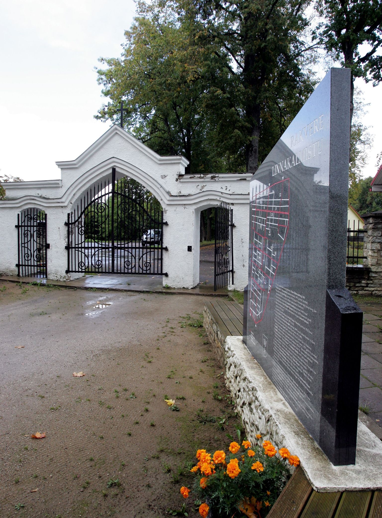 Tulevikus võib Rakvere kalmistutel toimuvat hakata koordineerima linnavalitsuse palgal olev kalmistuvaht.