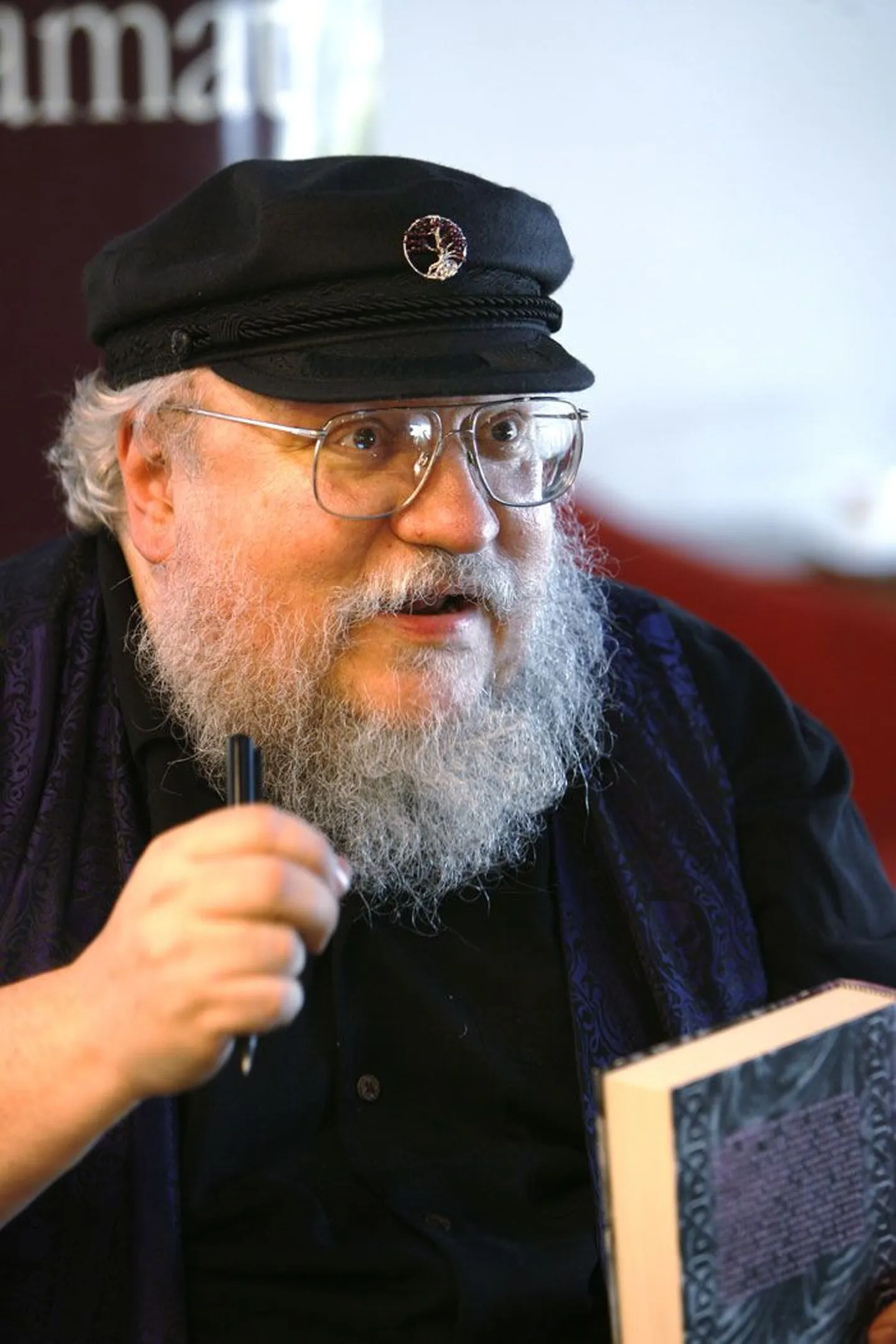 Ulmekirjanik George R. R. Martin Tallinnas fännidele autogramme andmas.