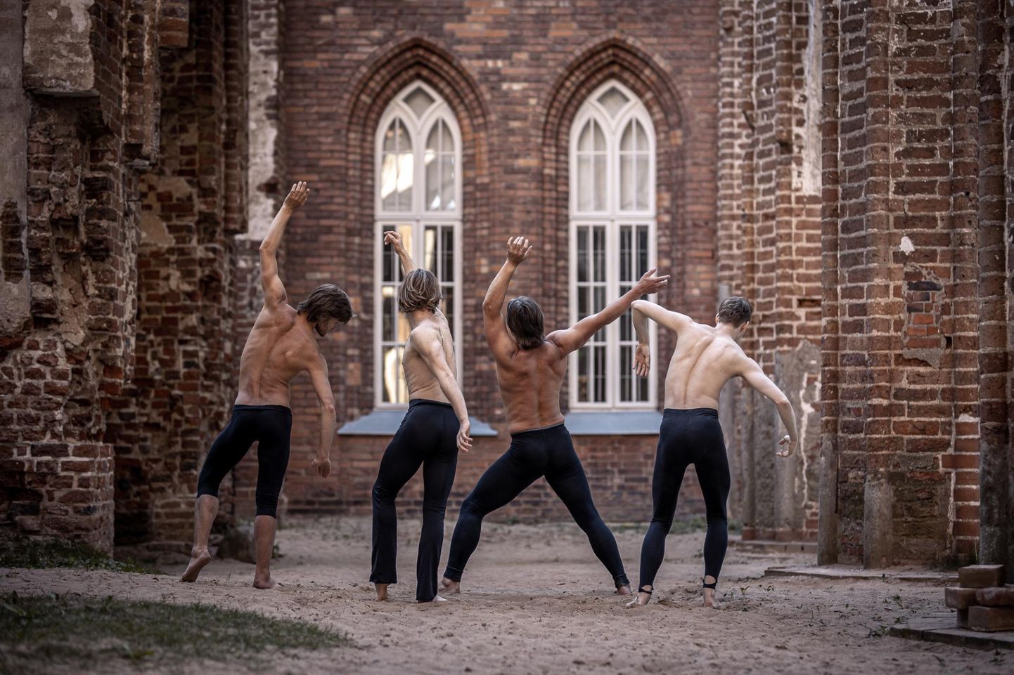 Toomkiriku varemetes valmistuvad lavastuseks «Tähesülem» tantsijad Raho Aadla (vasakult), Willem Houck, Endro Roosimäe ja Joonas Tagel.
 