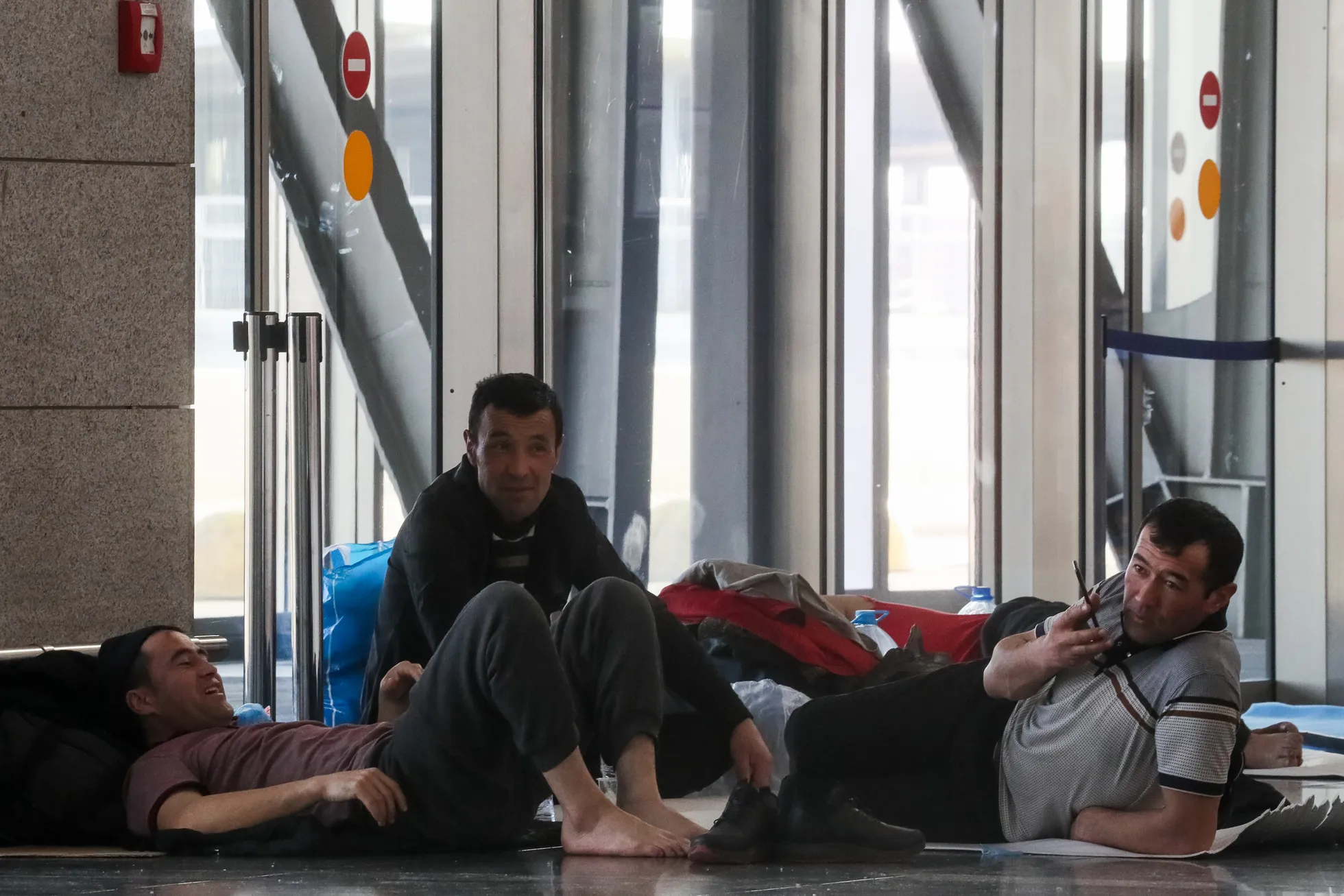 Need härrad on 25. märtsi seisuga veel lennujaamas lõksus, kuid tundub, et vaatamata olukorrale proovitakse tunda end mugavalt ja tuju üleval hoida.
