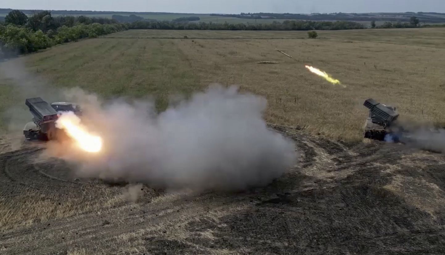 Venemaa kaitseministeeriumi pressiteenistuse poolt 31. augustil 2022 kättesaadavaks tehtud ja dateerimata videost võetud pilt näitab Vene mitmekordset raketisüsteemi Grad, mis tulistab tundmatus kohas Ukrainas.