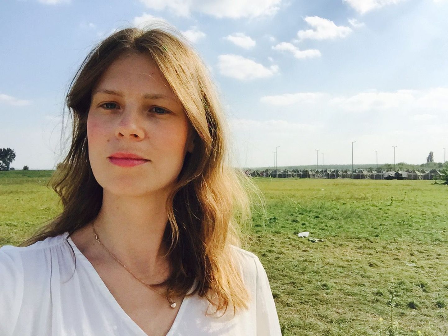 Reporter Katrin Lust, taustal põgenike laager