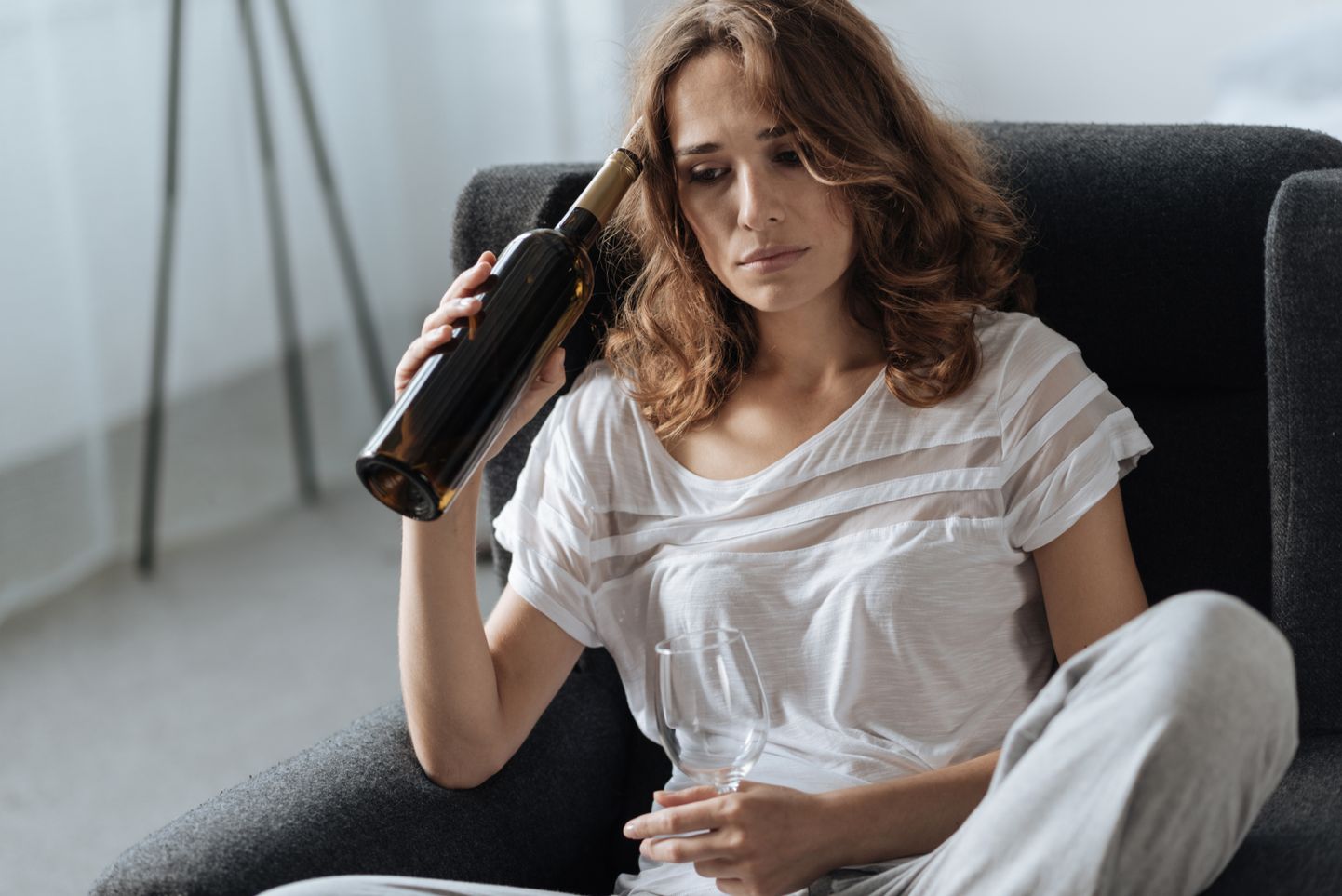 Naised taluvad alkoholi halvemini kui mehed. Naistel on kõrgem rasvaprotsent. Rasv aitab alkoholil püsida kauem organismis. Samuti on kehas kõrgema rasvasisalduse korral vähem vett ja alkohol lõhustub seetõttu aeglasemalt. Pilt on illustratiivne.