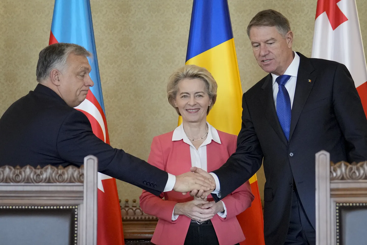 Премьер-министр Венгрии Виктор Орбан пожимает руку президенту Румынии Клаусу Йоханнису, а председатель Европейской комиссии Урсула фон дер Ляйен улыбается в президентском дворце Котрочени в Бухаресте, Румыния, в субботу, 17 декабря 2022 года. Сегодня Венгрия - наиболее последовательный противник скорейшего вступления Украины в НАТО.