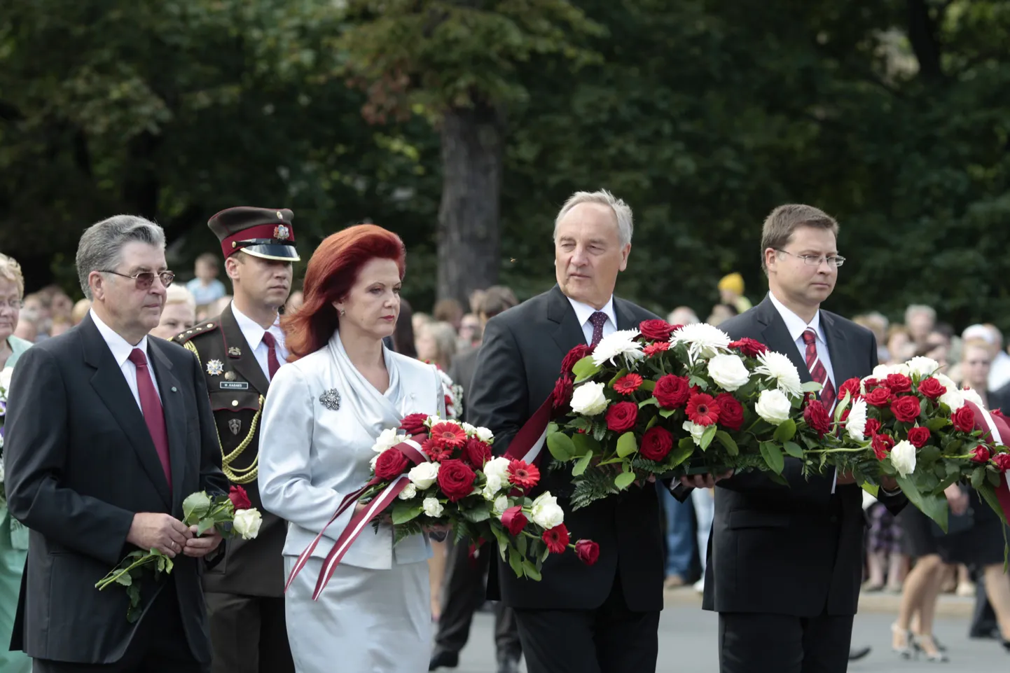 Läti taasiseseisvumise 20. aastapäeva tähistamine Riias 21. augustil: ülemnõukogu esimees 1991. aastal Anatolijs Gorbunovs (esireas vasakult), seimi spiiker Solvita Aboltina, president Andris Berzinš ja peaminister Valdis Dombrovskis.