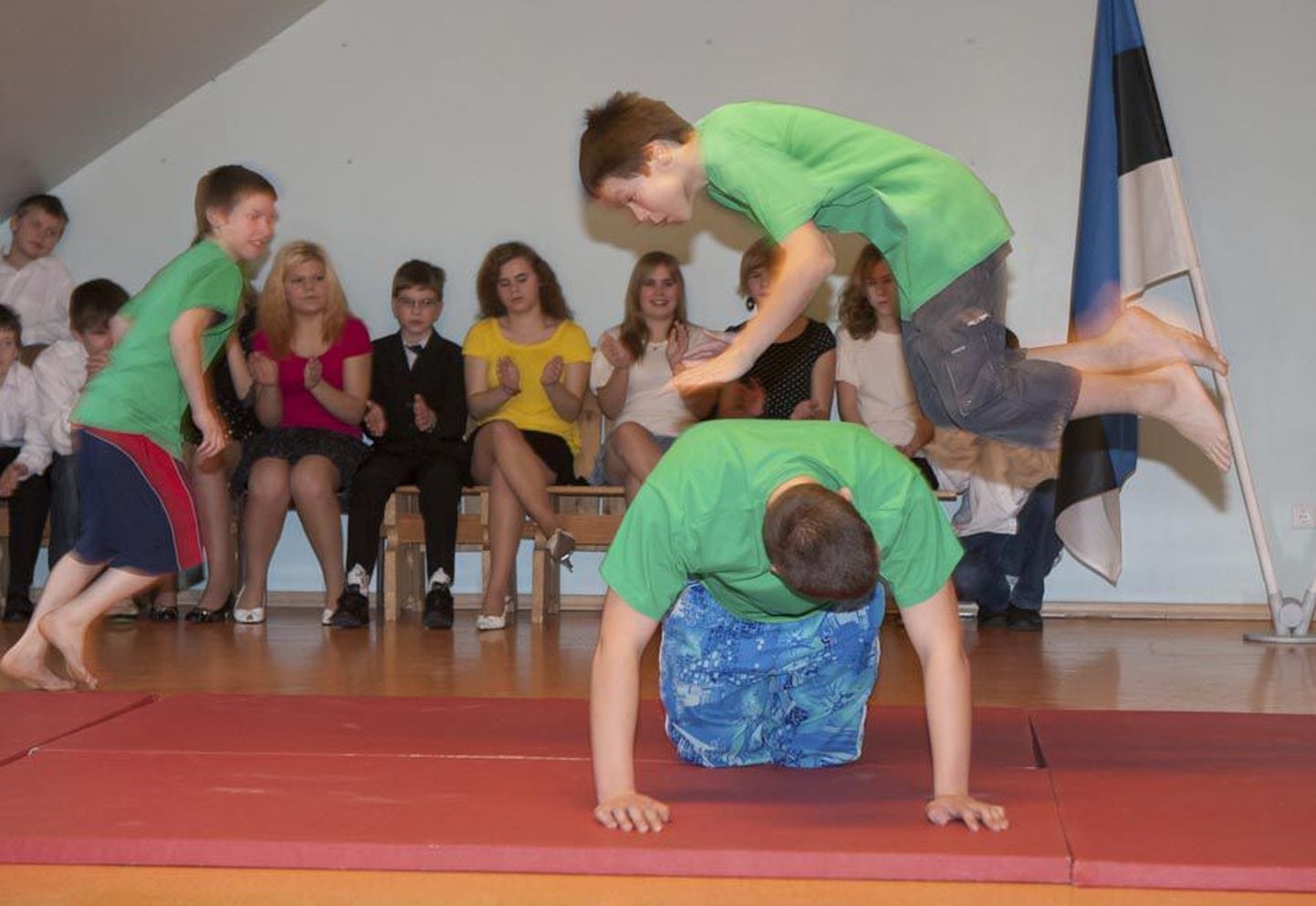 Õpilased esinesid kooliteemalisel avamispeol kolmes lavastatud koolitunnis. Muu hulgas näitasid nad akrobaatilisi harjutusi.