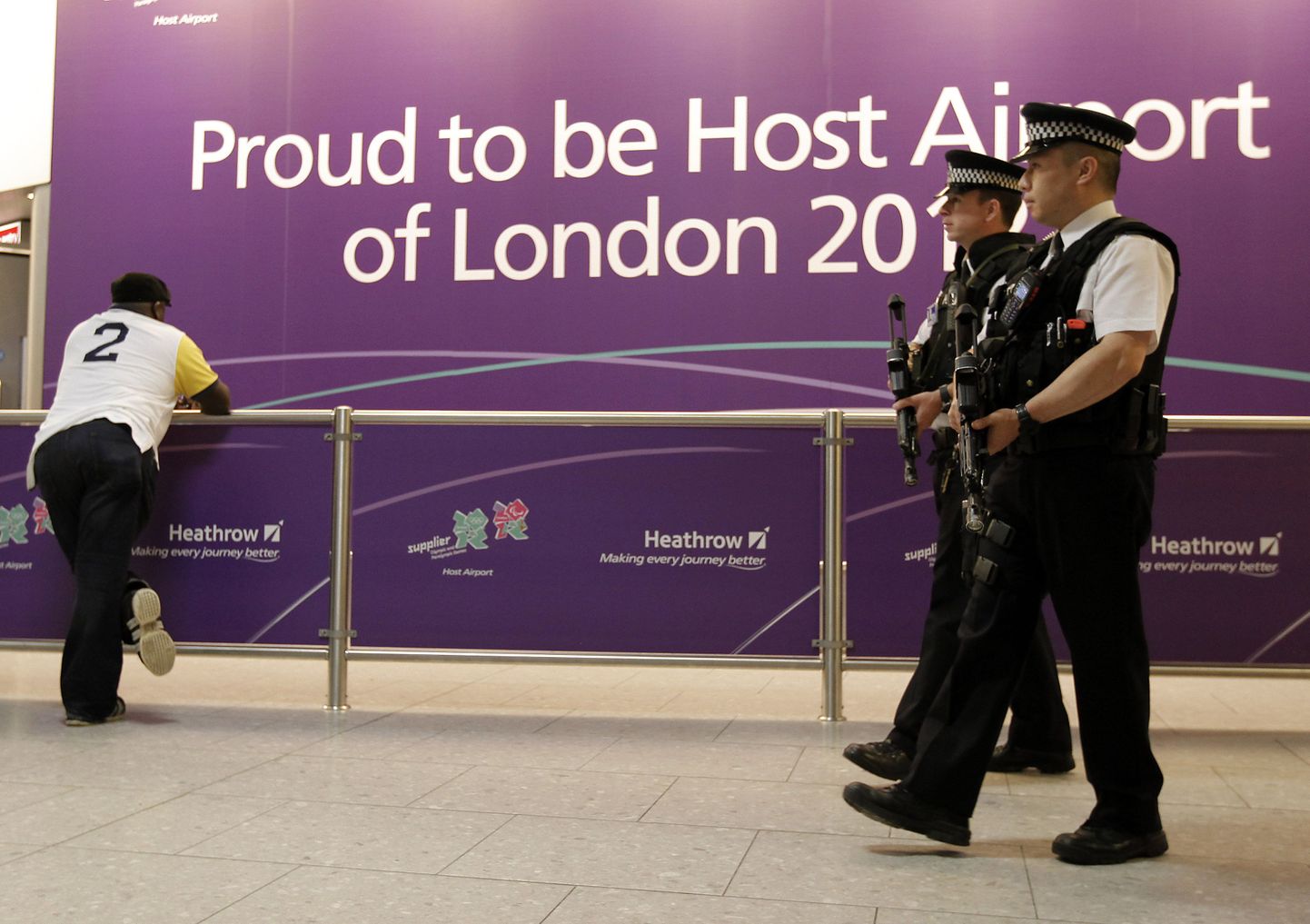 Вооруженные полицейские патрулируют лондонский аэропорт "Хитроу". Иллюстративное фото.