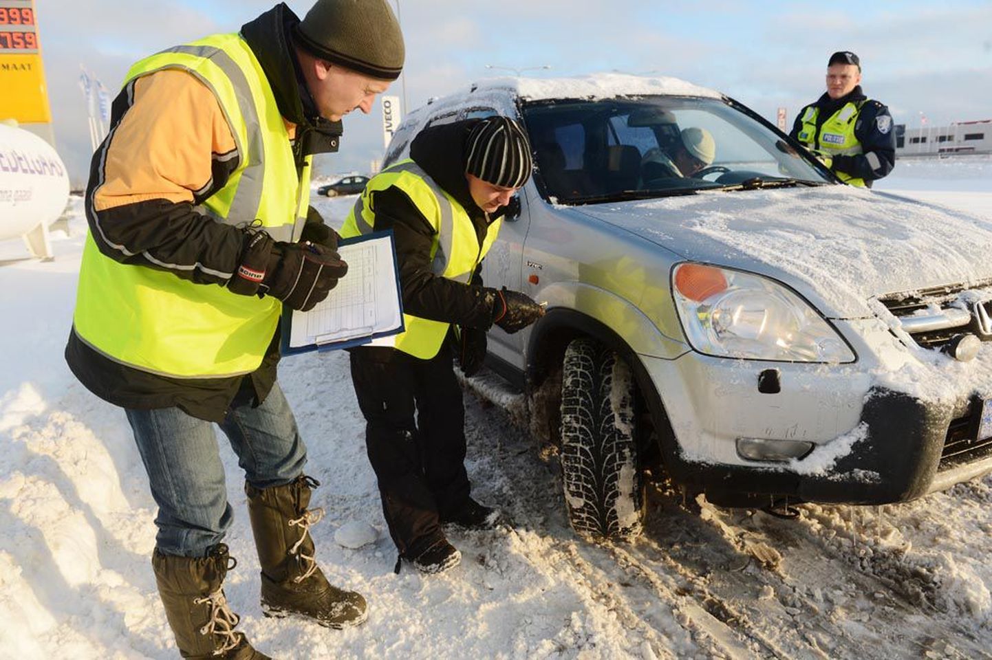Politsei ja mittetulundusühing Eesti Rehviliit kontrollisid eile ühise operatsiooni käigus Tallinna külje all Laagris autode talverehvide olemasolu ning nende vastavust kehtivatele nõuetele