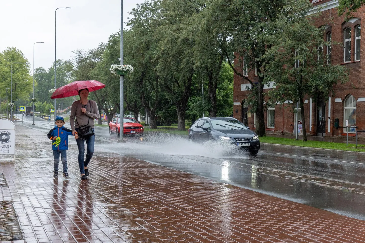 Koolikott, lilled ja vihmavari – 1. ja 2. septembril paljudes kohtades ilmselt teisiti ei saa.