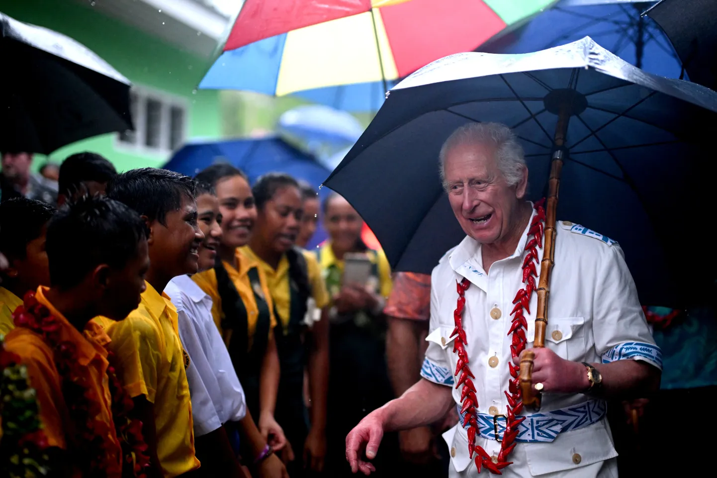Kuningas Charles Samoa elanikega kohtumas.