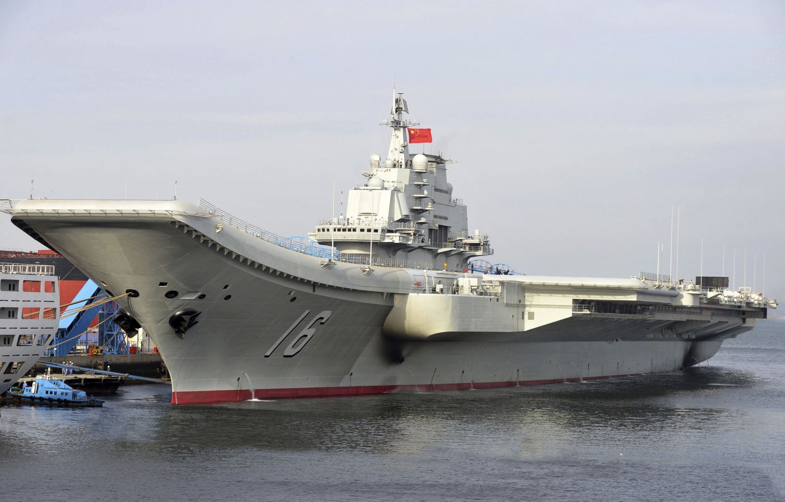 Hiina Lennukikandja Liaoning. Ehkki laiemas plaanis aegunud, on laevast siiski kasu ka sõjaliselt.
