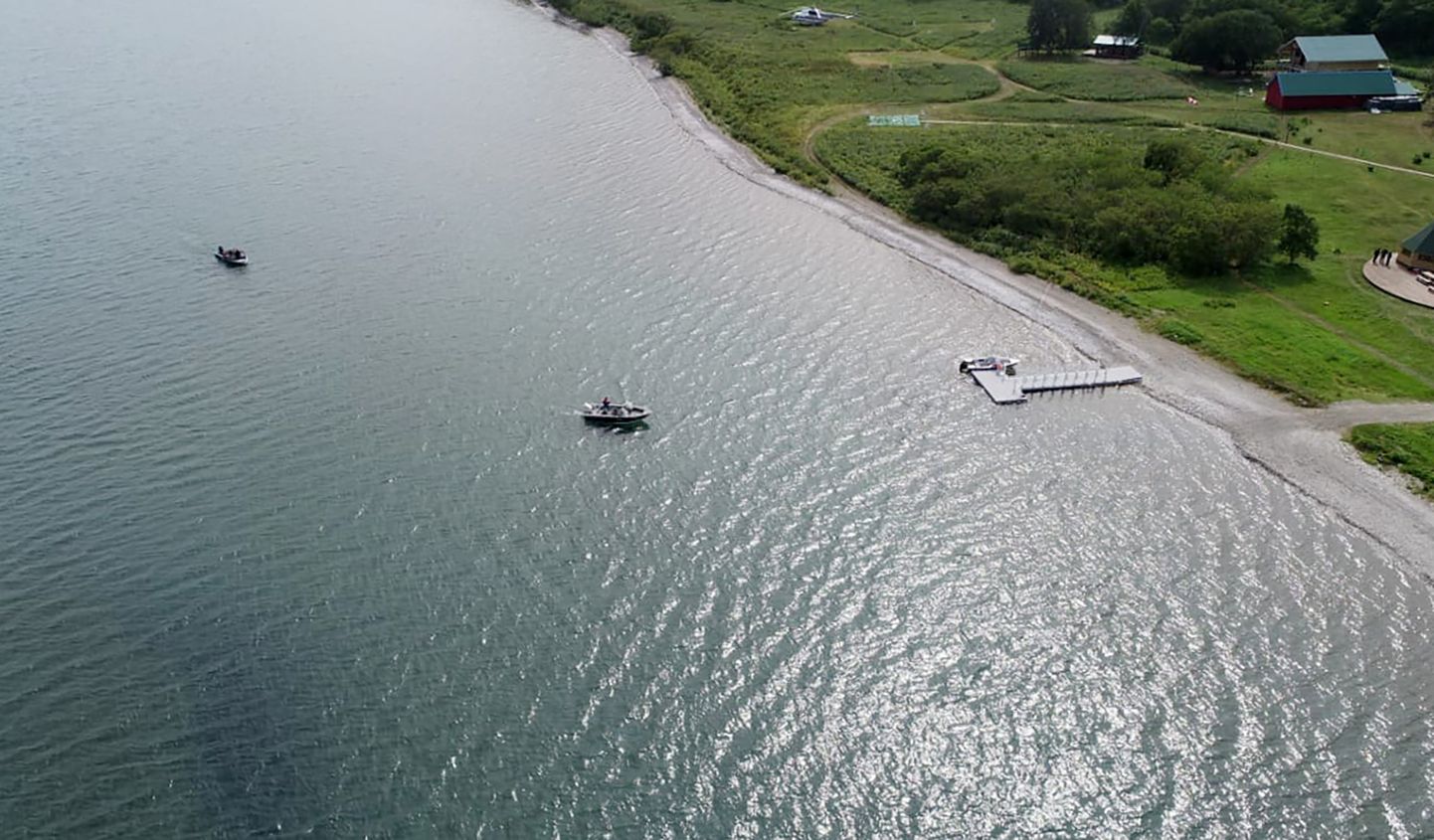 Päästetöötajad Venemaal Kamtšatkal Kuriili järvel, kuhu kukkus turiste transportinud helikopter