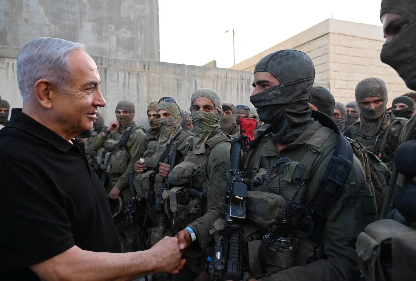 Iisraeli peaminister Benjamin Netanyahu sõduritega kohtumas.