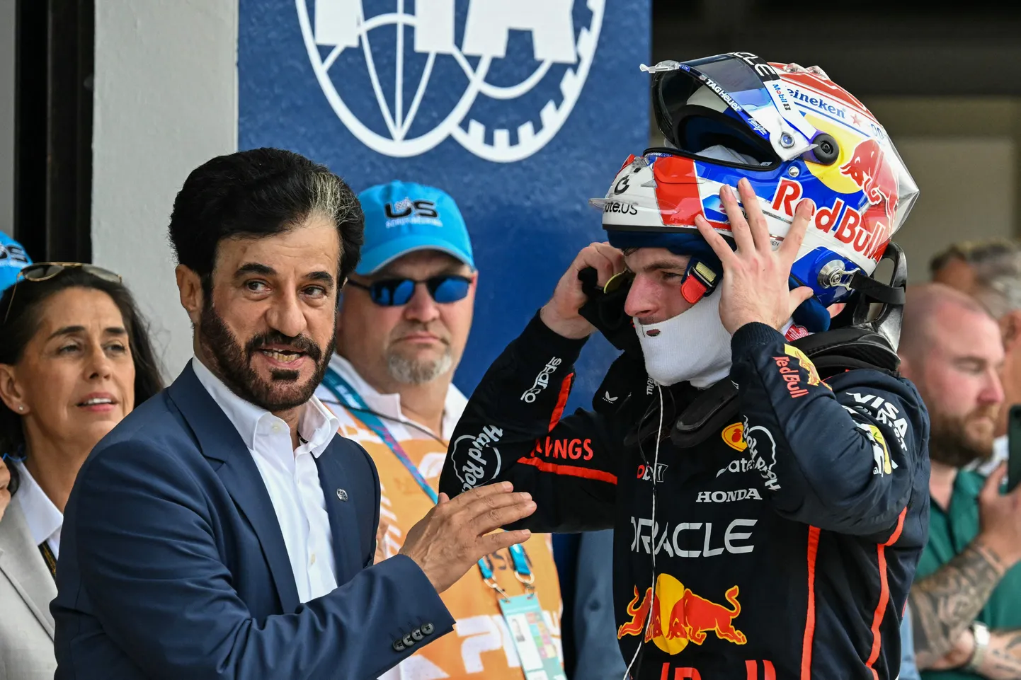 FIA president Mohammed Ben Sulayem (vasakul) ja valitsev F1 maailmameister Max Verstappen.