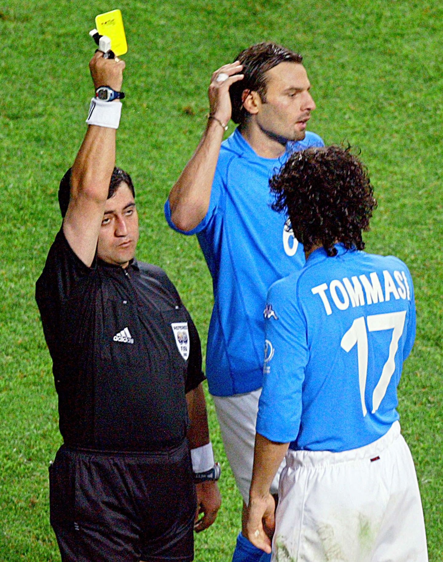 Itallased 2002. aasta MMi kaheksandkfinaalis Byron Morenoga (mustas) seletamas.