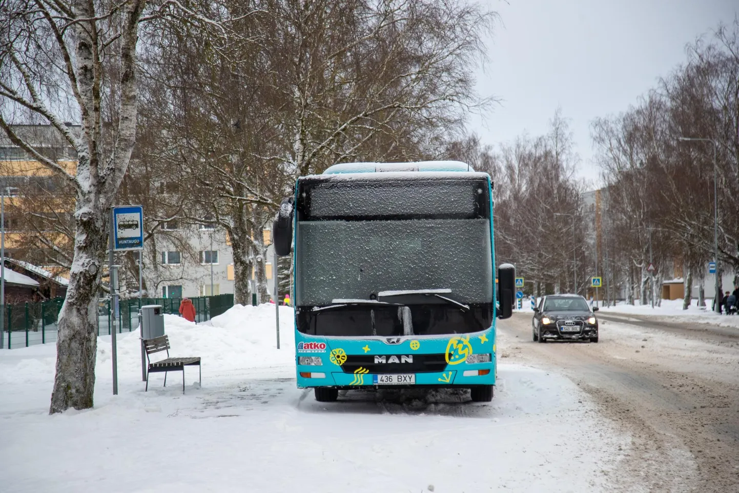 Seisev Atko liinibuss Viljandi linnas.