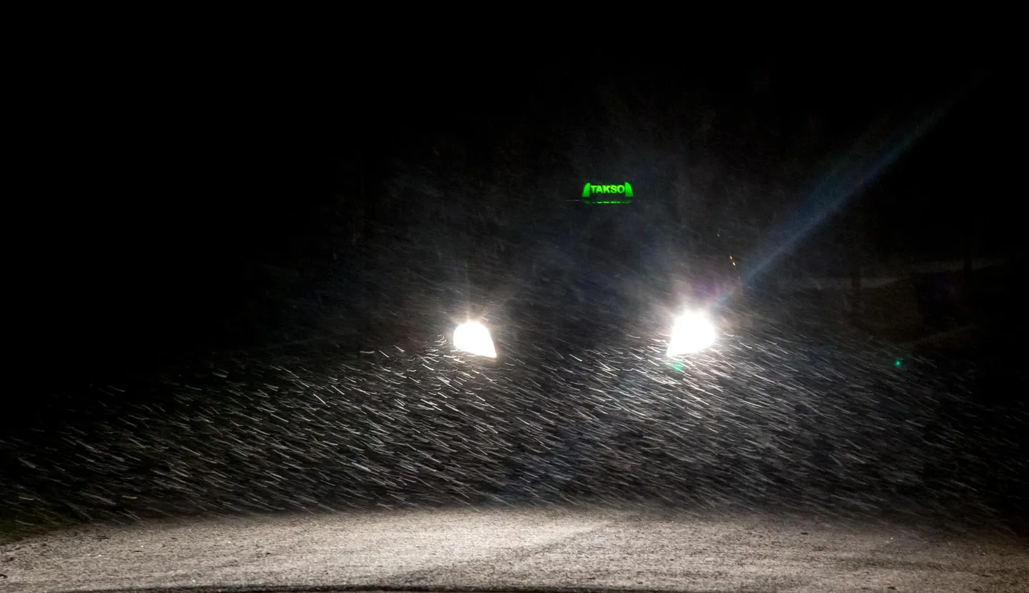 Auto tuleks võimalusel parkida hästi valgustatud ja valvekaameraga kohta. Pilt on illustreeriv.