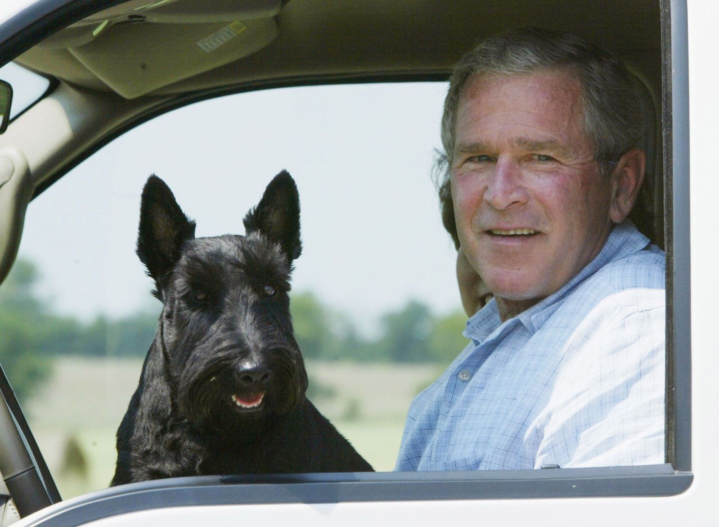Šoti terjer Barney koos oma peremehe George W. Bush'iga Crawfordi rantšos 13. augustil 2003.