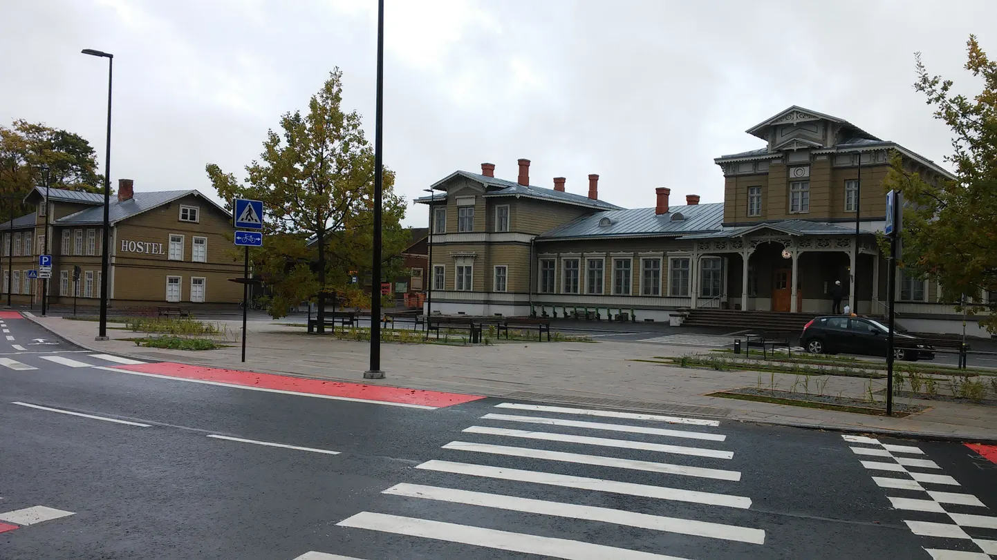 Vaksali ees on nüüd väike väljak, kus saab ka jalgu puhata.