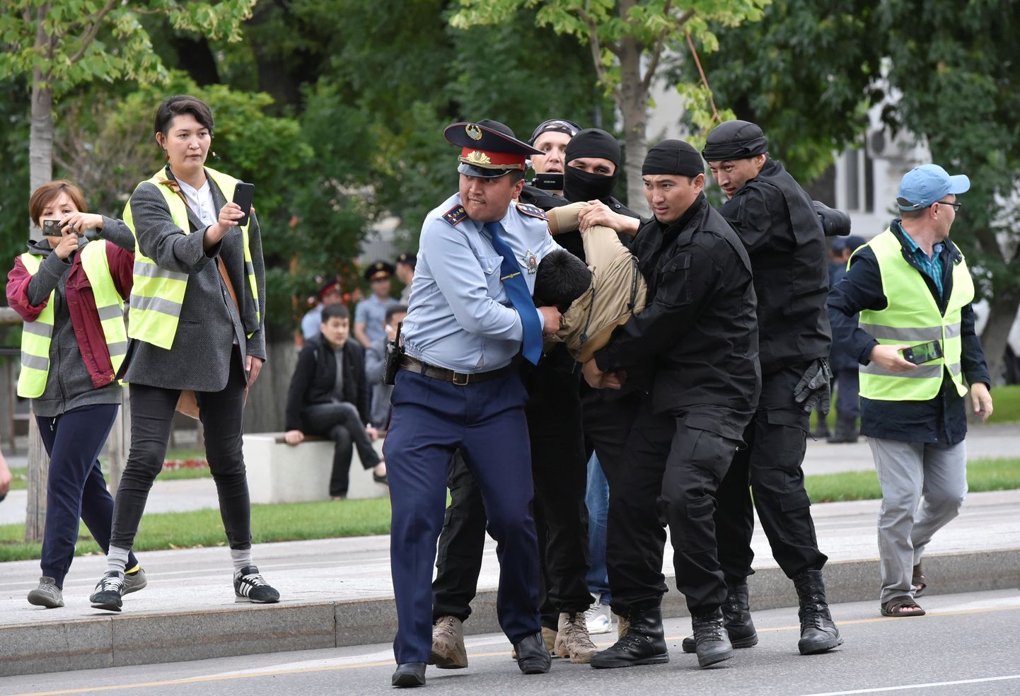 Задержания во время мирных акций протеста в Казахстане.