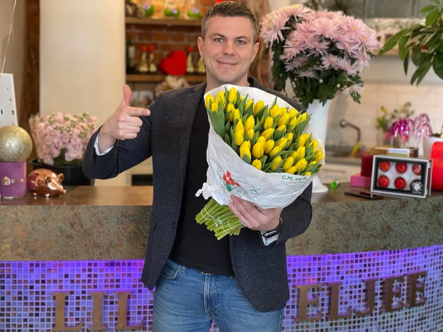 Флорист Артём Донус.