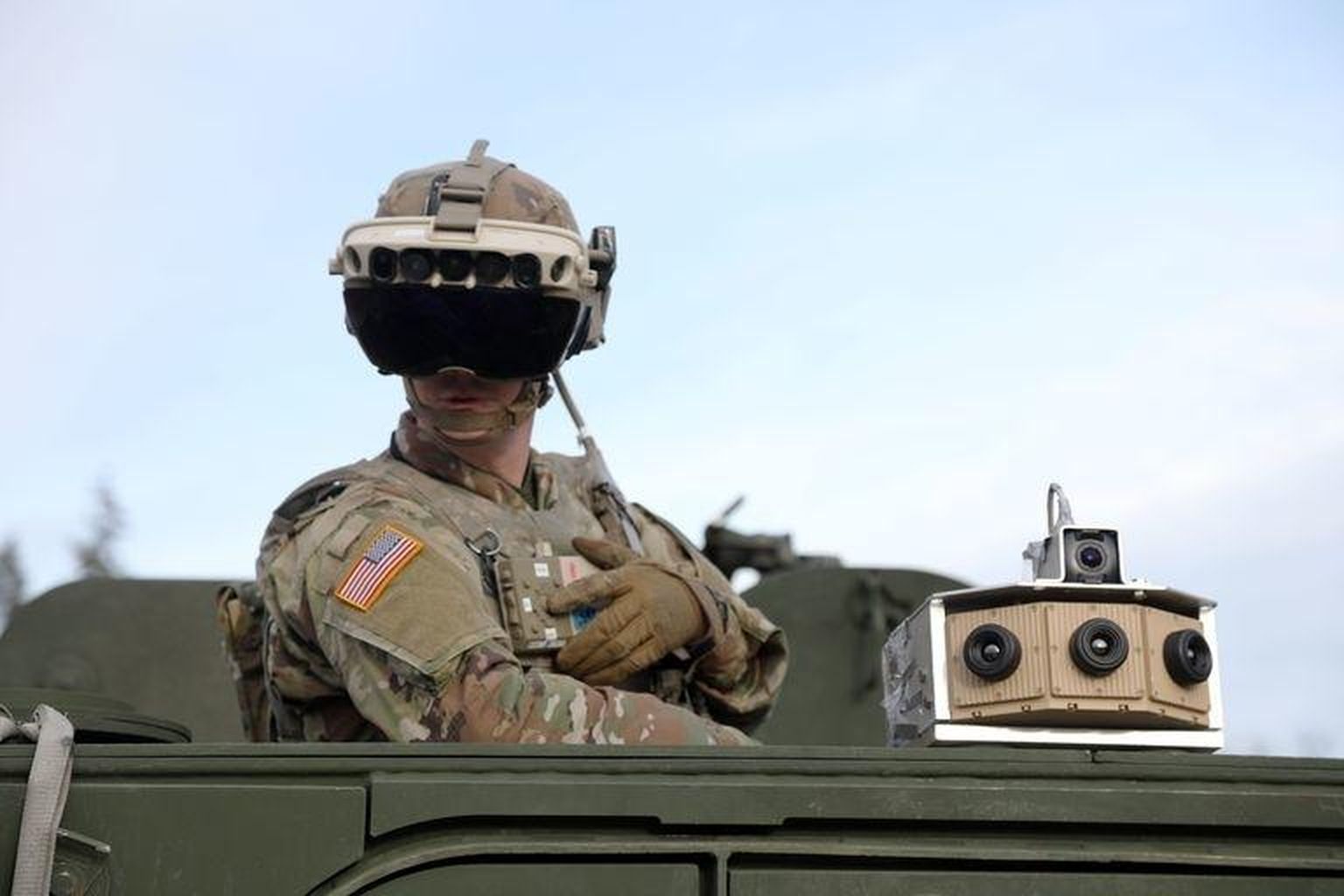 Ühendriikide maavägede võitleja IVAS kiivriga Stryker soomukil, millele on kinnitatud laiaspektriline kaamerasüsteem, mis annab võitlejatele ettekujutuse ümbruses toimuvas ilma, et nad peaksid selleks soomukist lahkuma või isegi sellest välja piiluma.