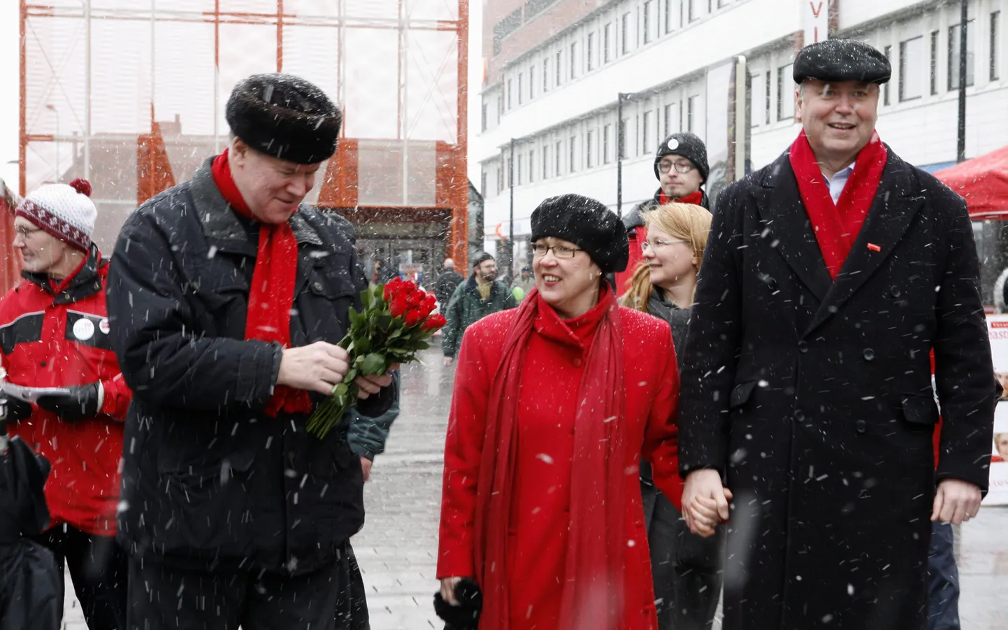 Eero Heinäluoma (paremal) koos abikaasa Satu Siitonen-Heinäluoma ja Paavo Lipponeniga.