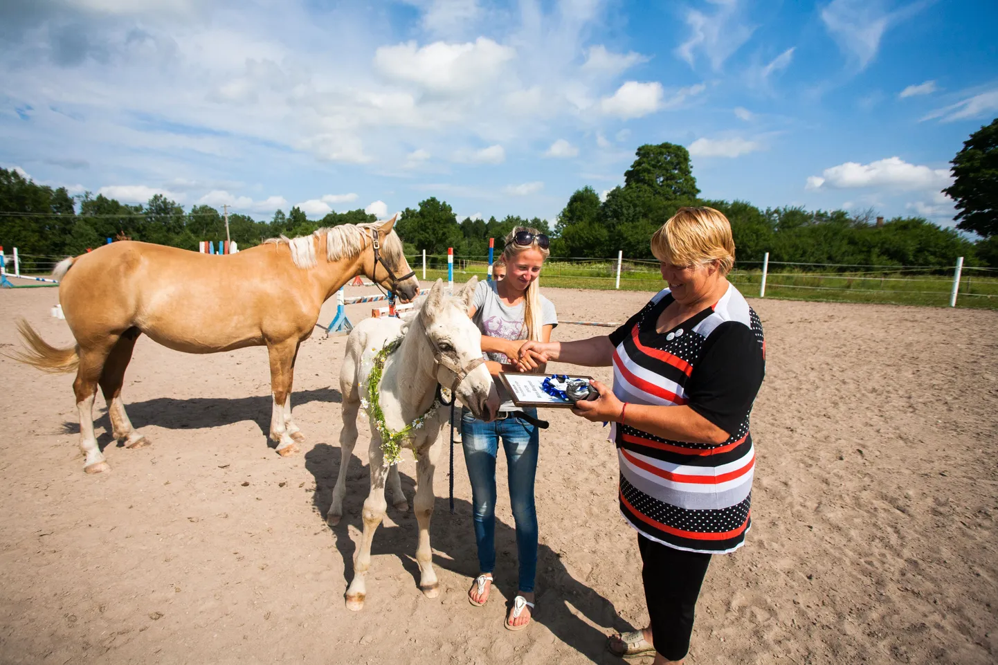 Maie Kukk (esiplaanil) ulatamas auhinda Minni Mangmannile kaunima varsa konkursil