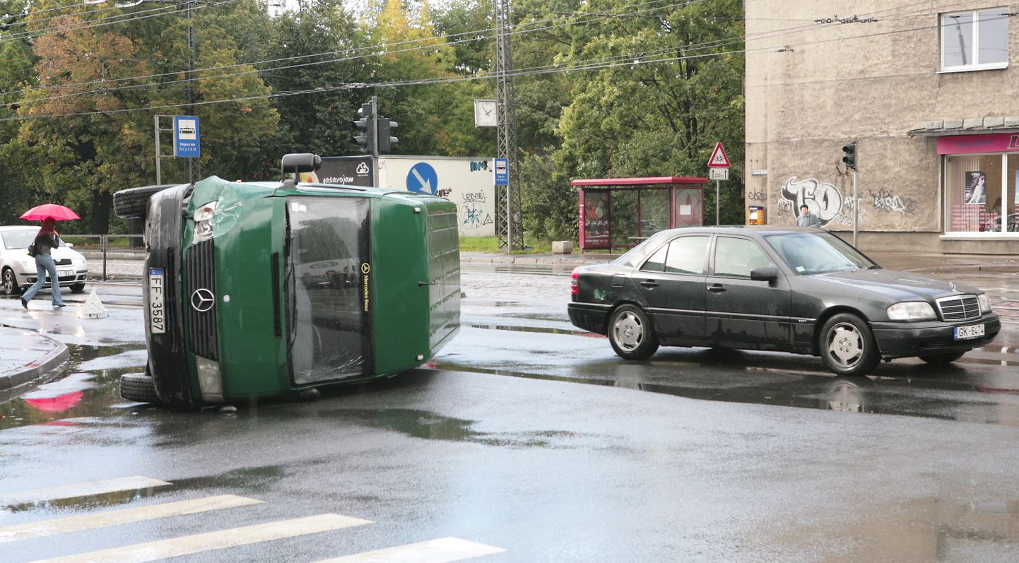 Mikroautobusa "Mercedes-Benz" un vieglās automašīnas "Mercedes-Benz" avārija Uzvaras bulvāra un Valguma ielas krustojumā pie Dzelzceļa muzeja.