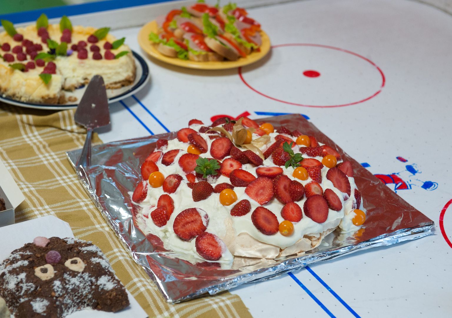 Paljudes eesti lasteaedades korraldatakse heategevuslikke  koogilaatu, kuhu vanemad toovad kodus tehtud küpsetisi.